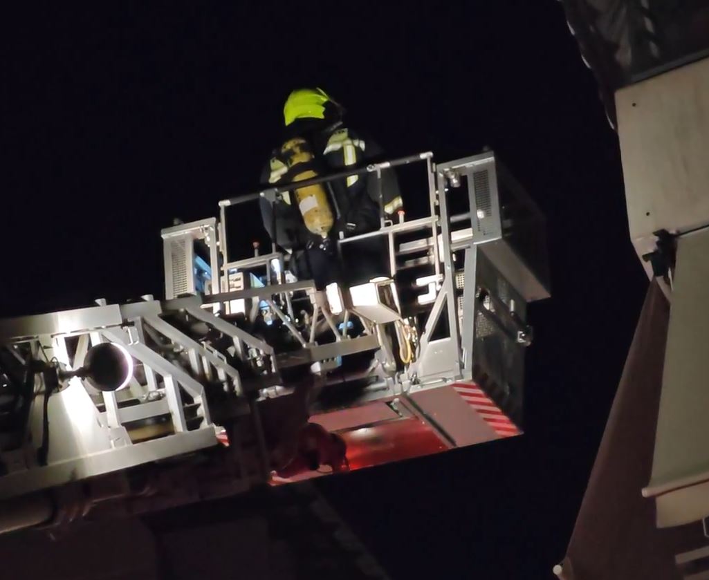 Συναγερμός στην πλατεία Αμερικής μετά από εκρήξεις σε πολυκατοικία