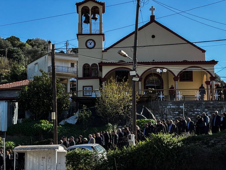 Αχαΐα: Θλίψη στην κηδεία του μικρού Ανδρέα – Η μητέρα του φώναζε πού είσαι αγάπη μου;