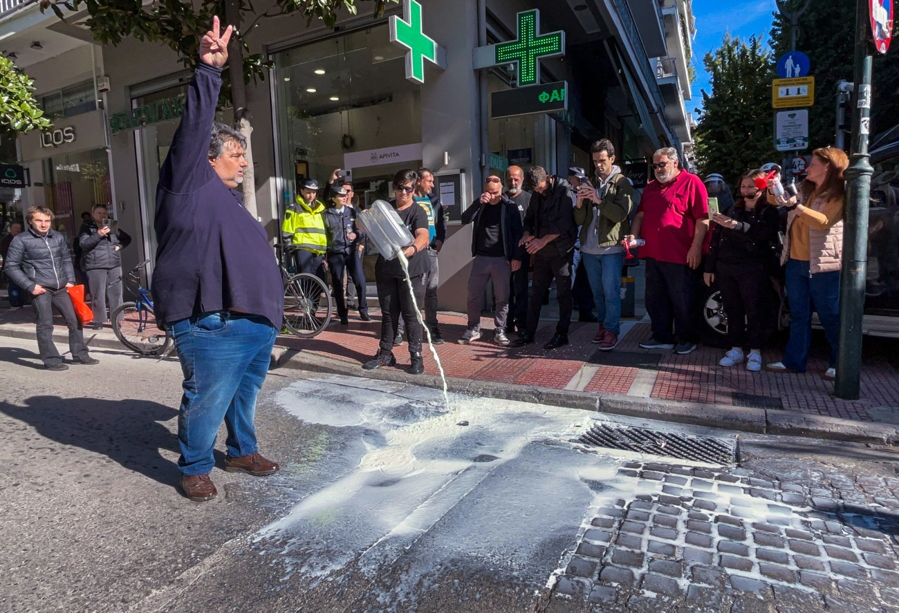 Λάρισα: Ακραία αντίδραση κτηνοτρόφων μπροστά από το γραφείο του Κέλλα λόγω της ευλογιάς των αιγοπροβάτων