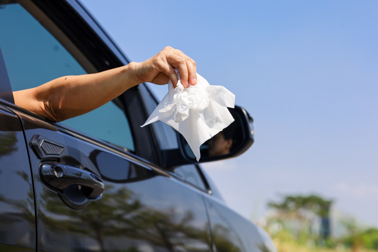 Αυστηρές ποινές για την απόρριψη σκουπιδιών από το αυτοκίνητο – Τι περιλαμβάνει ο νέος Κώδικας Οδικής Κυκλοφορίας
