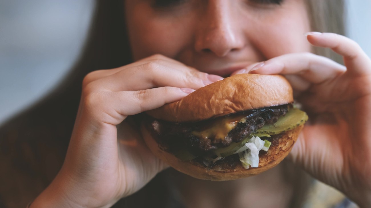 Η επικίνδυνη μόδα των αμάσητων burgers: Προβληματισμός από τους ειδικούς