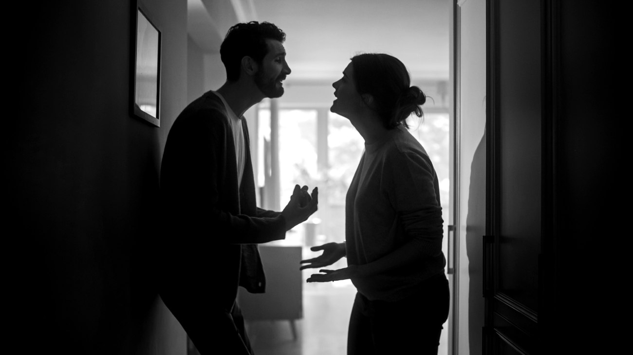 Σοκαριστική υπόθεση ενδοοικογενειακής βίας: Γυναίκα κατήγγειλε ότι ο σύζυγός της τη ξυλοκόπησε το 2023 και την απειλεί με διαρροή προσωπικών στιγμών