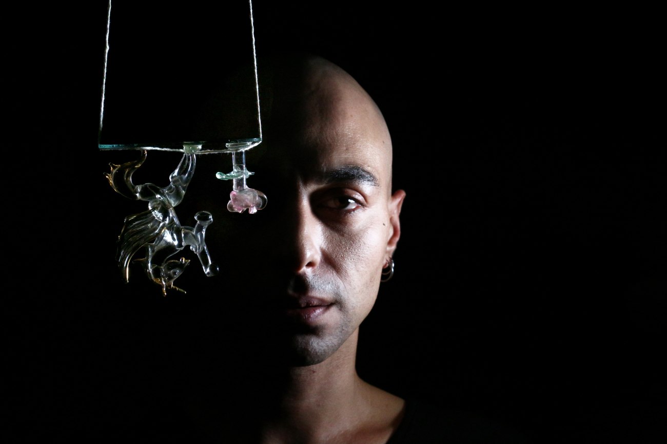 Μέσα στο ναρκοπέδιο: Η σιωπή του βιασμού σπάει πάνω στο σανίδι