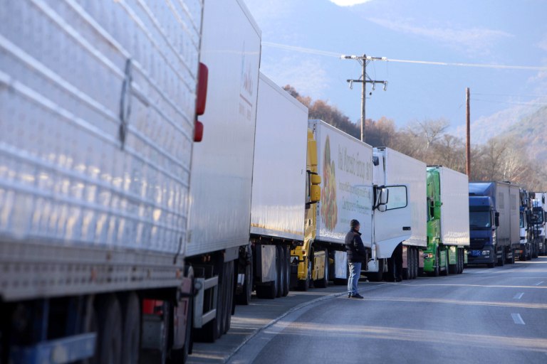 Τρίκαλα: Εγκλωβισμένη νταλίκα σε χωματόδρομο εξαιτίας λάθους GPS