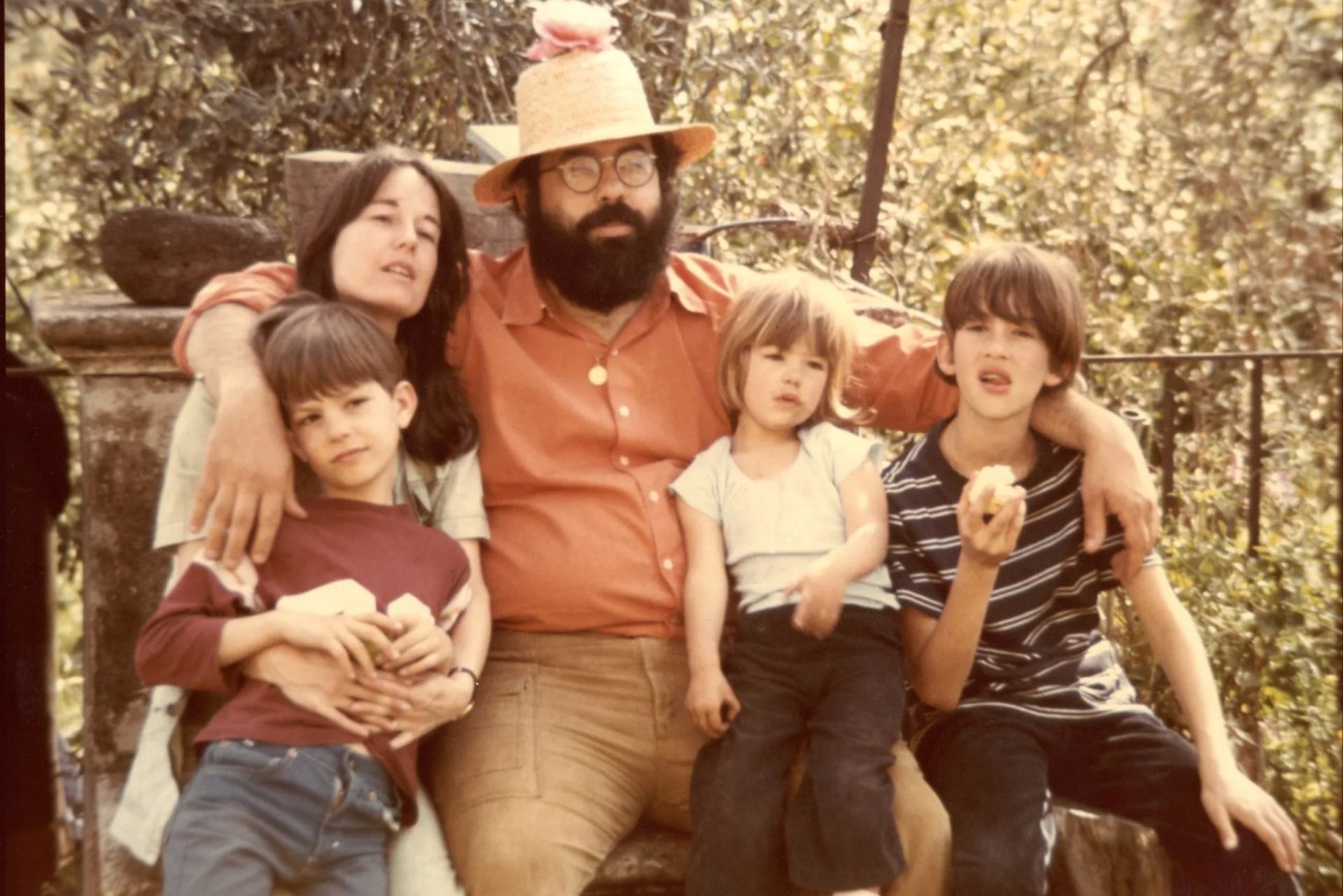 Η αναπάντεχη ιστορία της Έλινορ Κόπολα: Εξωσυζυγικές σχέσεις, μητρότητα και καλλιτεχνική δημιουργία