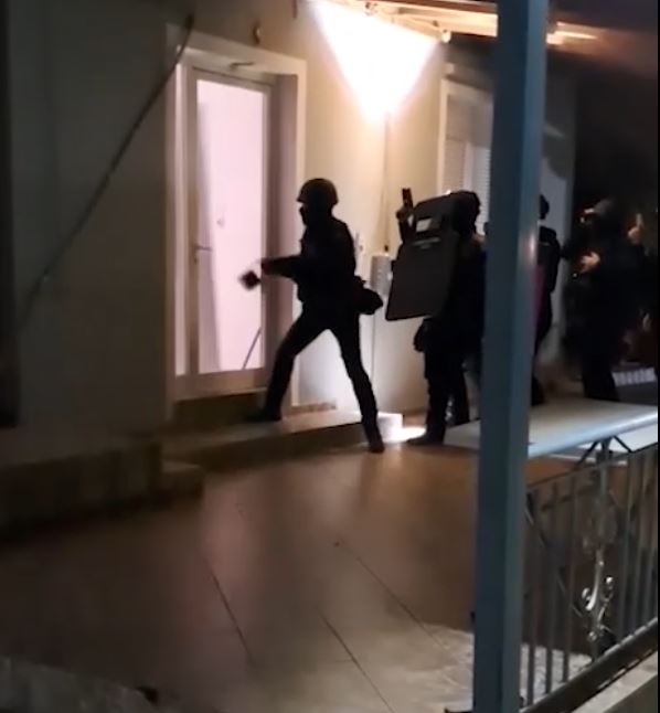 Νέο βίντεο αποκαλύπτει την επιχείρηση της ΕΛ.ΑΣ. κατά εγκληματικής οργάνωσης που εξαπατούσε ηλικιωμένους