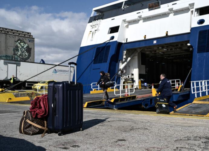 Εκπτώσεις σε ακτοπλοϊκά και αεροπορικά εισιτήρια για τους αναπληρωτές εκπαιδευτικούς