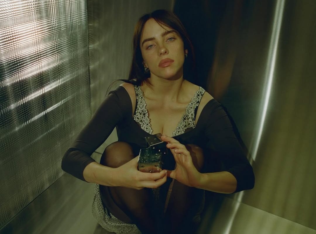 Μπίλι Άιλις κατά Έλον Μασκ: Η κριτική της για τον πλούτο και τις παγκόσμιες κρίσεις