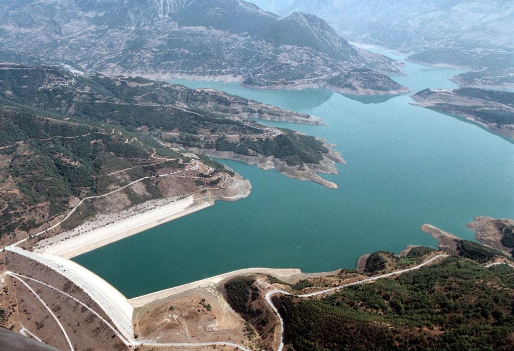 Μόρνος: Σημαντική μείωση της επιφάνειας της λίμνης – Πόσες αλλαγές καταγράφηκαν από τον Οκτώβριο