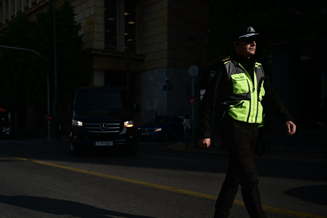 Τροχαίο ατύχημα στο Χαλάνδρι με ανατροπή αυτοκινήτου – Κλειστή η μία λωρίδα κυκλοφορίας