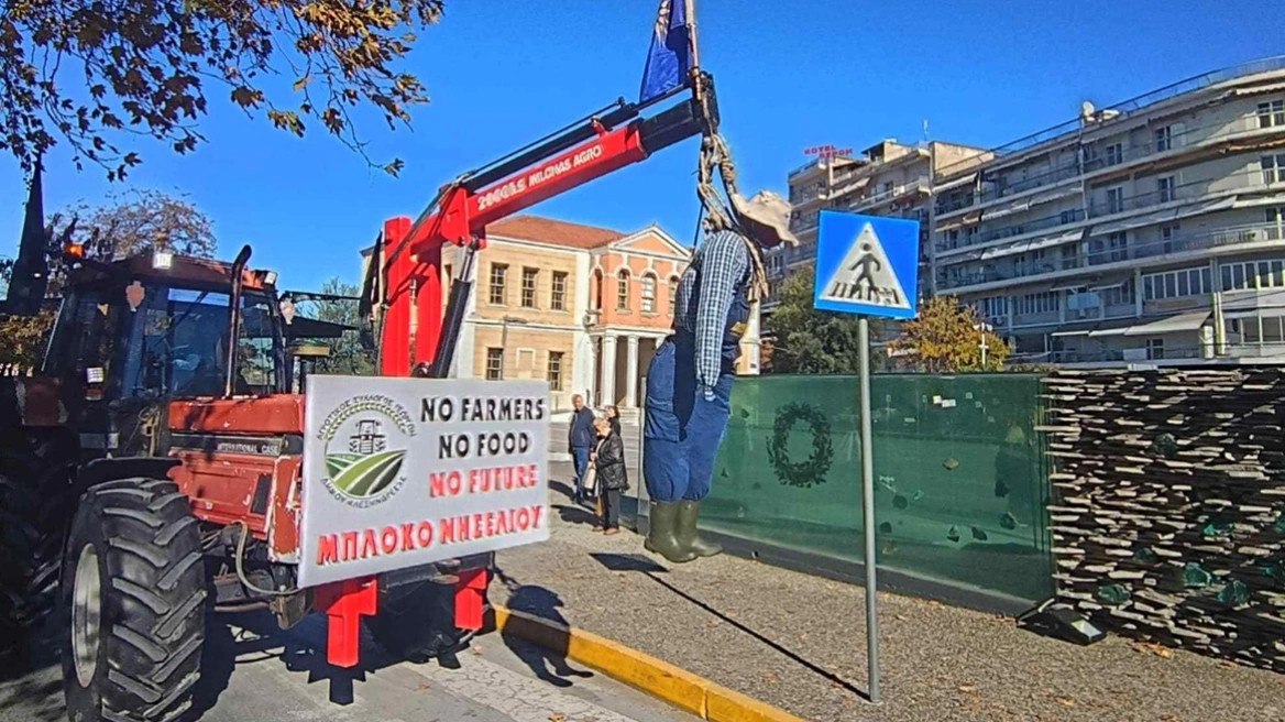 Βέροια: Κινητοποίηση αγροτών και κτηνοτρόφων με τρακτέρ στο κέντρο της πόλης