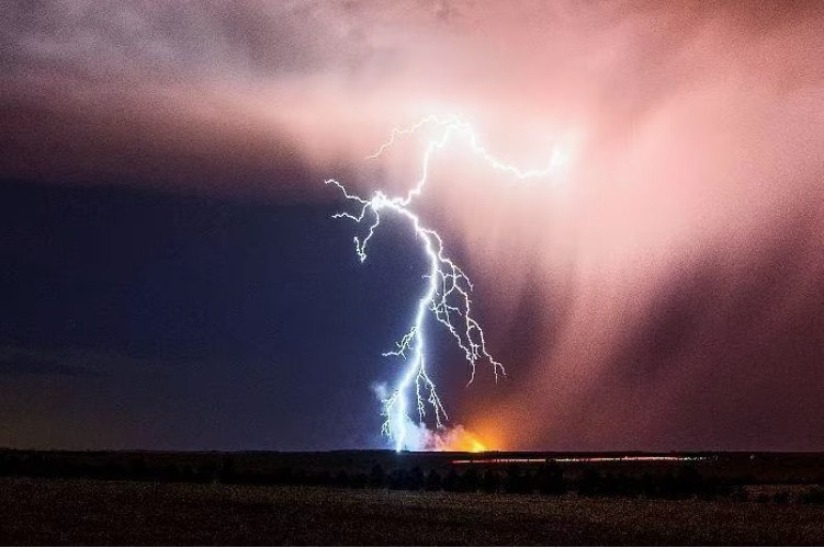 ΗΠΑ: Πυρκαγιά και ισχυρές καταιγίδες απειλούν την Καλιφόρνια – Κίνδυνος πλημμυρών και κατολισθήσεων