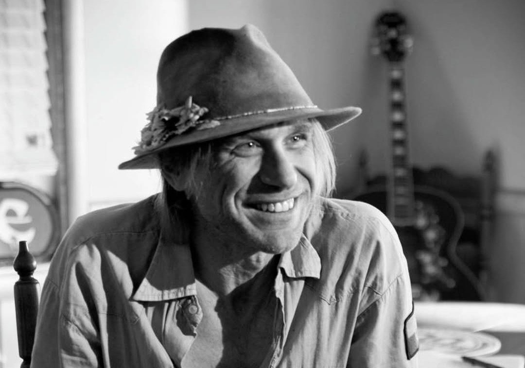 Τοντ Σνάιντερ: Ο θάνατος του εμβληματικού τραγουδιστή του Alright Guy στα 59 του χρόνια