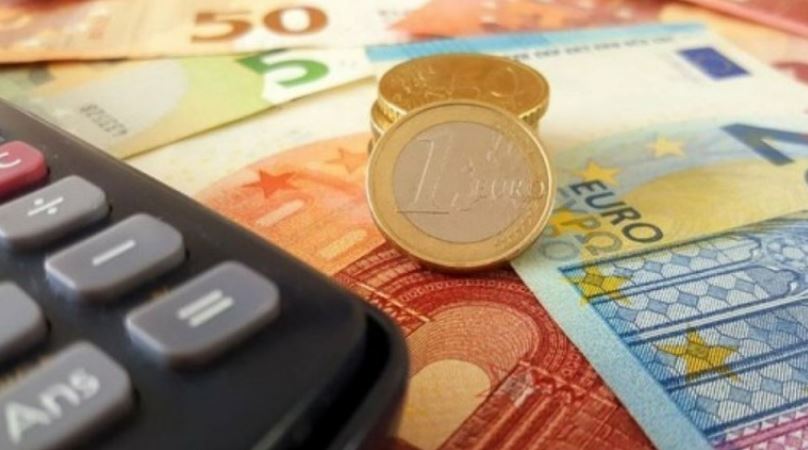 Αντιδράσεις κομμάτων για την ακρίβεια: Η κυβέρνηση πανηγυρίζει για ελάχιστες φορολογικές ελαφρύνσεις