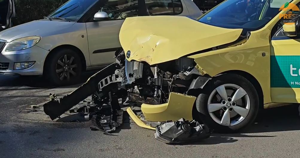 Τροχαίο ατύχημα στην Ευελπίδων: Μετωπική σύγκρουση βαν με ταξί