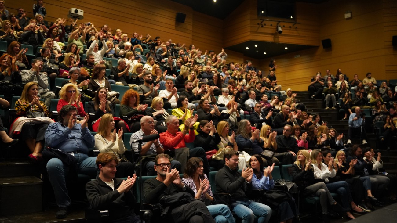 Λουλούδια τσακισμένα: Μια συγκινητική παράσταση για την κακοποίηση στο Ίδρυμα Μιχάλης Κακογιάννης