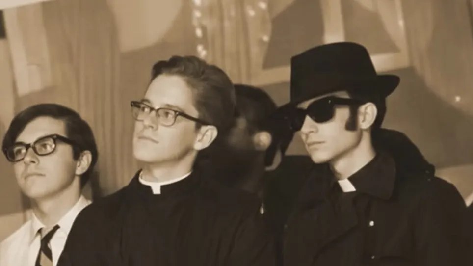 Ιστορίες του Πάπα Λέοντα: Ο θαυμαστής των Blues Brothers σε αποστολή από τον Θεό