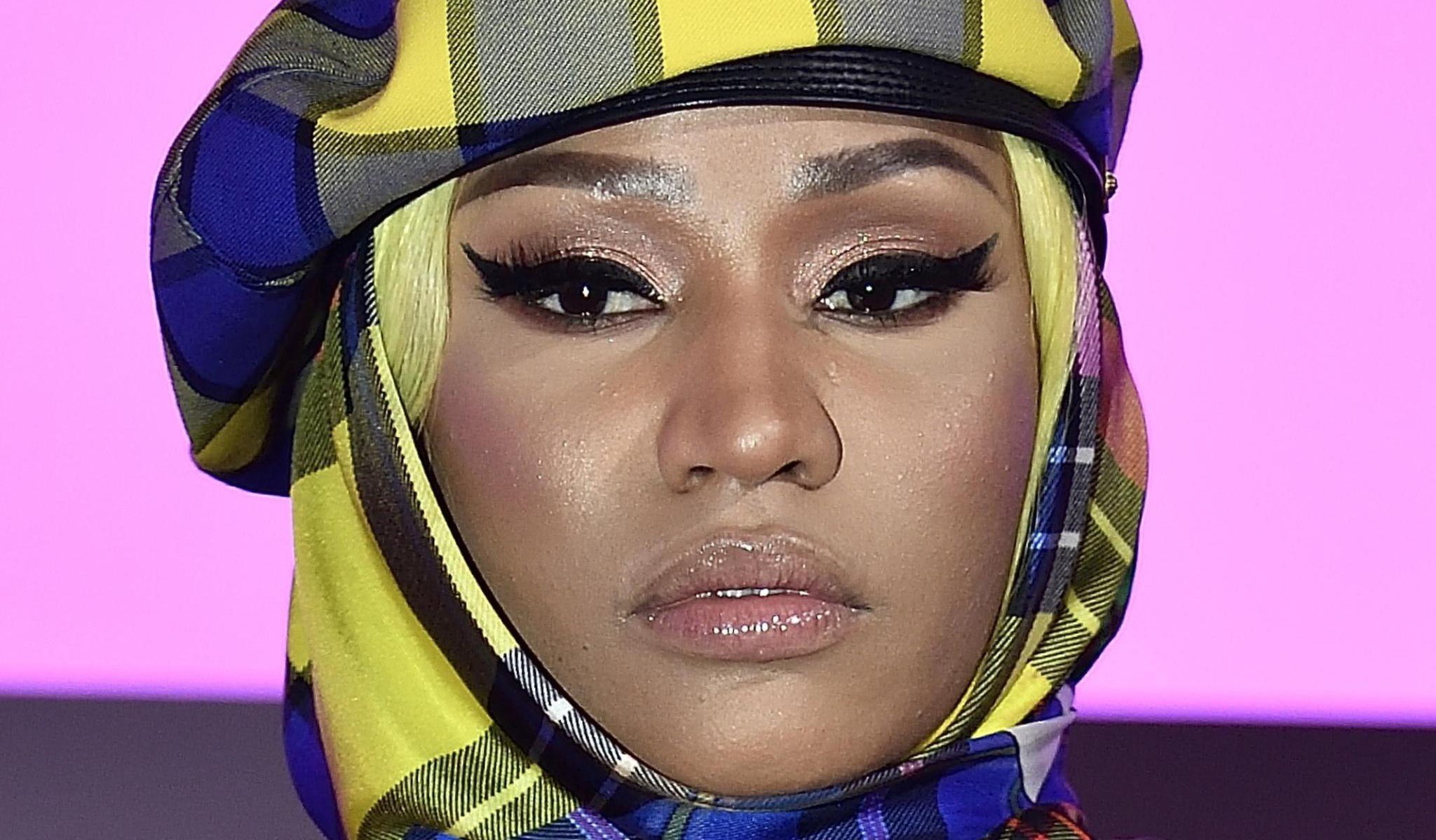 Η Νίκι Μινάζ επαινεί τον Τραμπ και οι ΛΟΑΤΚΙ+ θαυμαστές της αντιδρούν