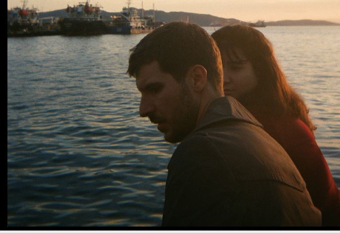 Κόκκινο ρομάντζο: Μια ευαίσθητη και πολιτική παράσταση στο θέατρο Φούρνος