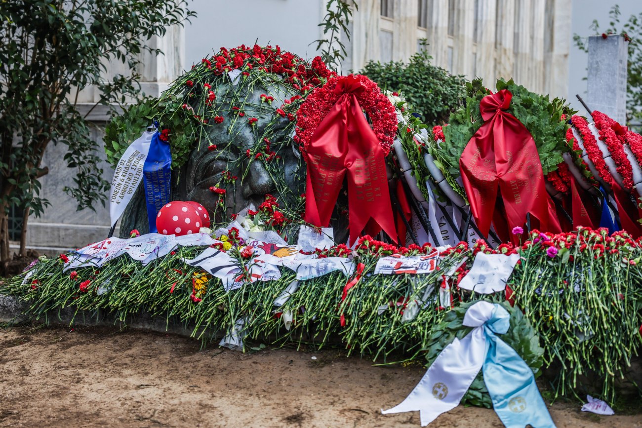 Πολυτεχνείο: Εορτασμός με λουλούδια και στεφάνια, αναμένεται η μεγάλη πορεία