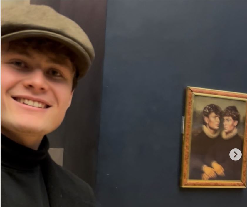 Λούβρο: Βέλγοι TikTokers κρέμασαν έργο τέχνης κοντά στη Μόνα Λίζα χωρίς να γίνουν αντιληπτοί