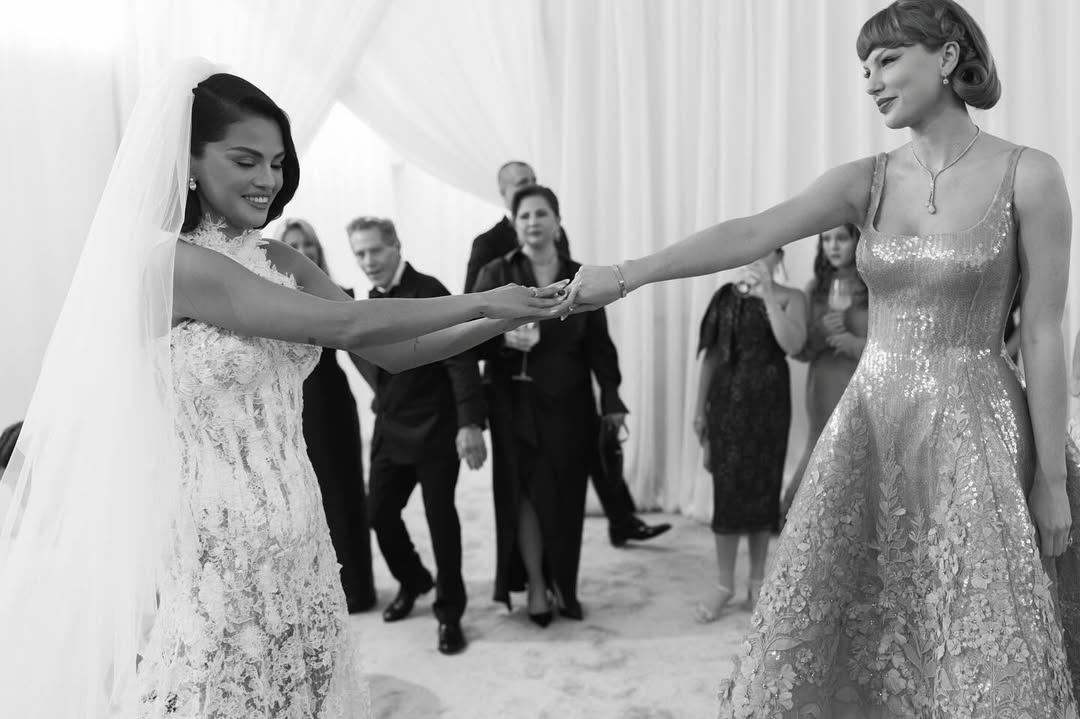 Η σελένα γκόμεζ και η τέιλορ σουίφτ κρατούνται χέρι-χέρι σε φωτογραφίες του μπένι μπλάνκο