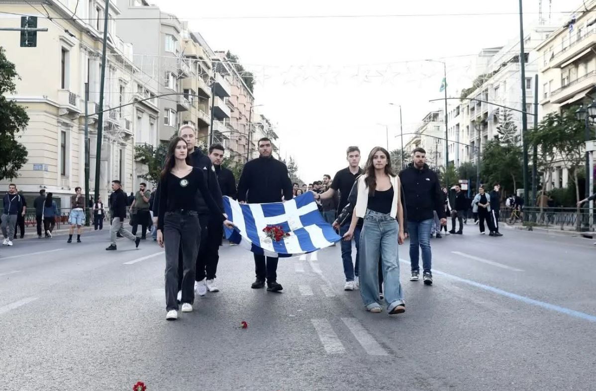 Πολυτεχνείο: Η κόρη της Φώφης Γεννηματά μπροστά στη πορεία κρατώντας την ιστορική σημαία