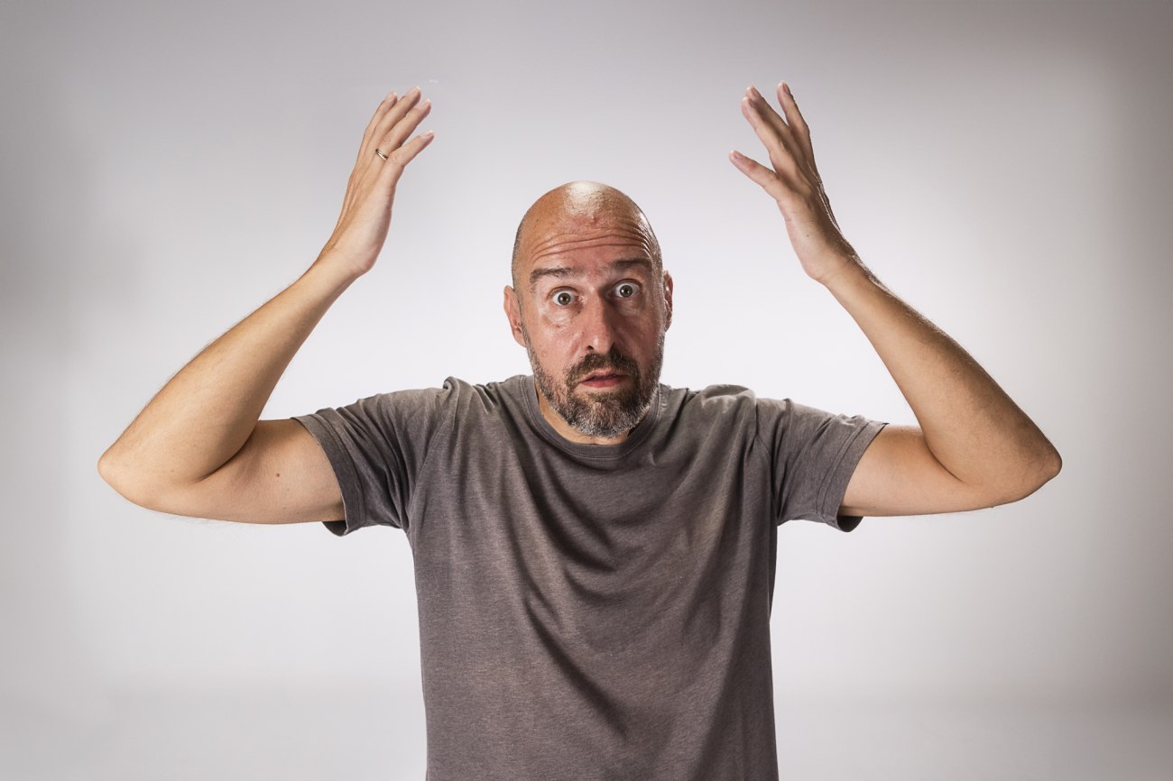 Μόνο το σύμπαν και η βλακεία δεν έχουν όρια: Ο Αριστοτέλης Ρήγας φέρνει μια φρέσκια προοπτική στην κωμωδία