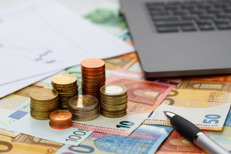 Αλλαγές στον εξωδικαστικό μηχανισμό ρύθμισης χρεών και στις πληρωμές IRIS: Τι περιλαμβάνει το πολυνομοσχέδιο του ΥΠΟΙΚ