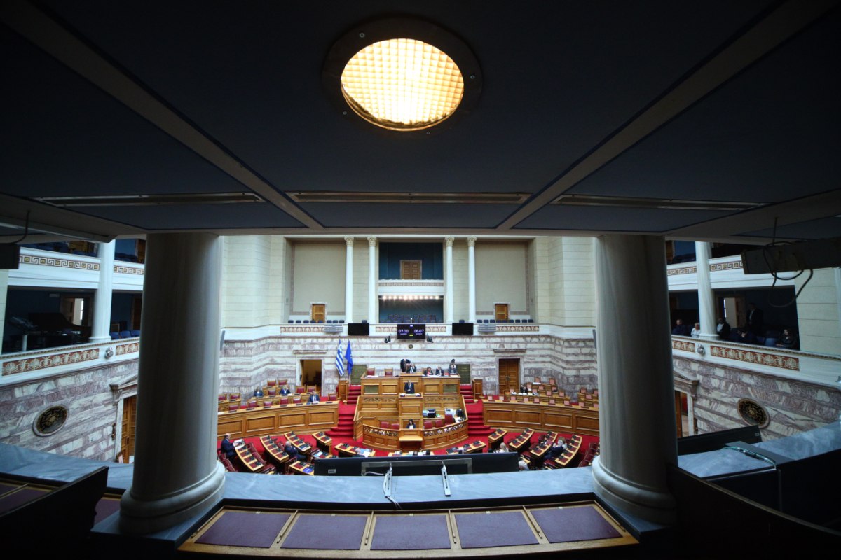 Ενός λεπτού σιγή στη Βουλή για τον Αλέκο Φλαμπουράρη, ιστορικό στέλεχος του ΣΥΡΙΖΑ