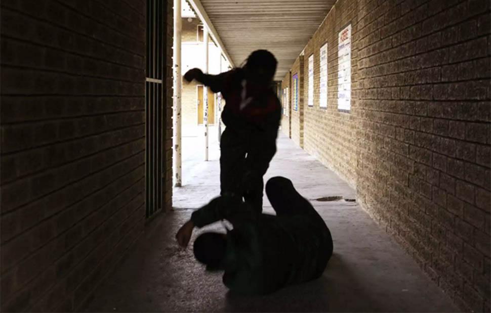 Σοκαριστική καταγραφή της βίας ανάμεσα σε ανήλικους: Άγριος ξυλοδαρμός κοπέλας από τέσσερα κορίτσια