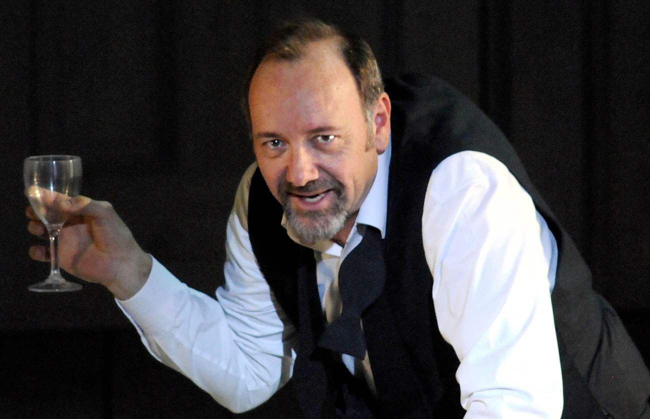 Ο Κέβιν Σπέισι αποκαλύπτει την άστεγη ζωή του, επτά χρόνια μετά το σκάνδαλο σεξουαλικής κακοποίησης