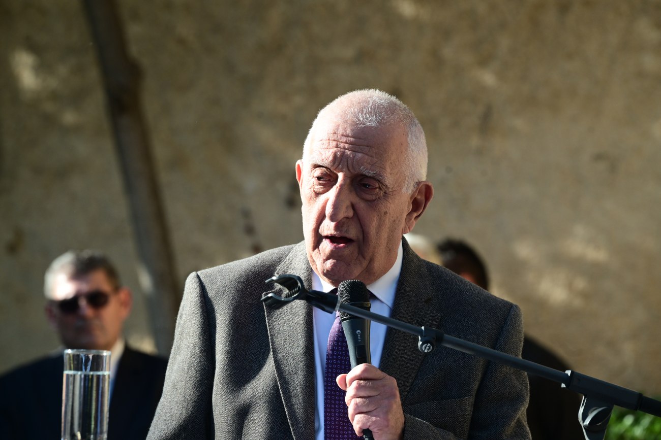 Αλέκος Φλαμπουράρης: Ένας ανήσυχος και ενωτικός ηγέτης – Συγκίνηση στον επικήδειο του Νικήτα Κακλαμάνη