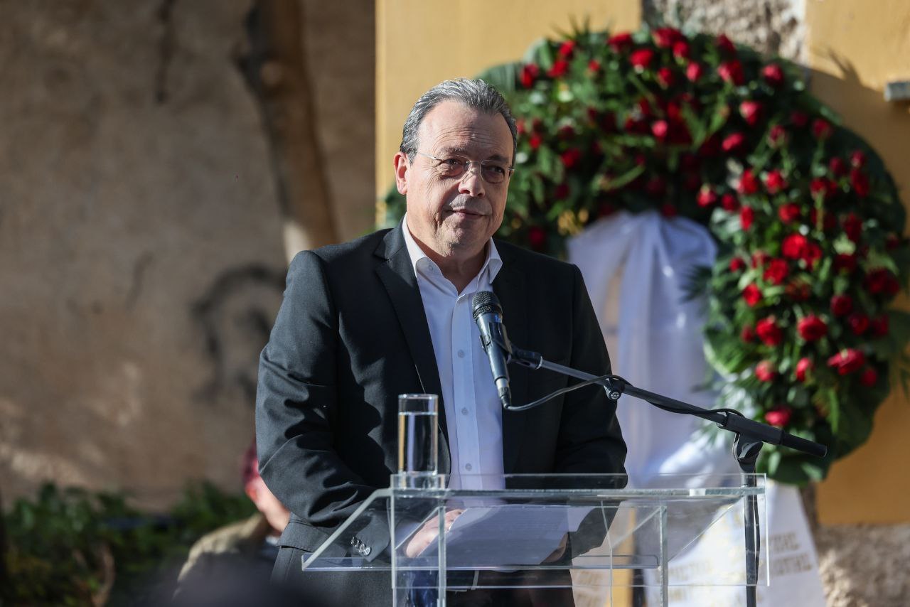 Στην κηδεία του Αλέκου Φλαμπουράρη: Ο Σωκράτης Φάμελλος εκφράζει τον αποχαιρετισμό του