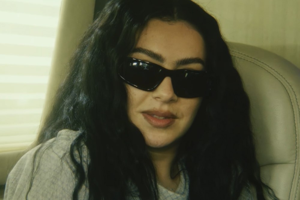Η στιγμή: Η Charli xcx ξεκινά μια περιοδεία με θέμα την επιτυχία και τις προκλήσεις της μουσικής βιομηχανίας