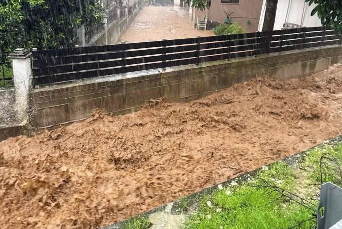 Σφοδρή κακοκαιρία πλήττει τη Φιλιππιάδα: Πλημμυρισμένοι δρόμοι και κατολισθήσεις