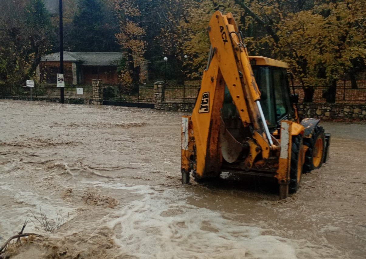Σφοδρή κακοκαιρία πλήττει τη Δυτική Ελλάδα: Πάνω από 365 κλήσεις στην Πυροσβεστική, έκτακτα μηνύματα από το 112