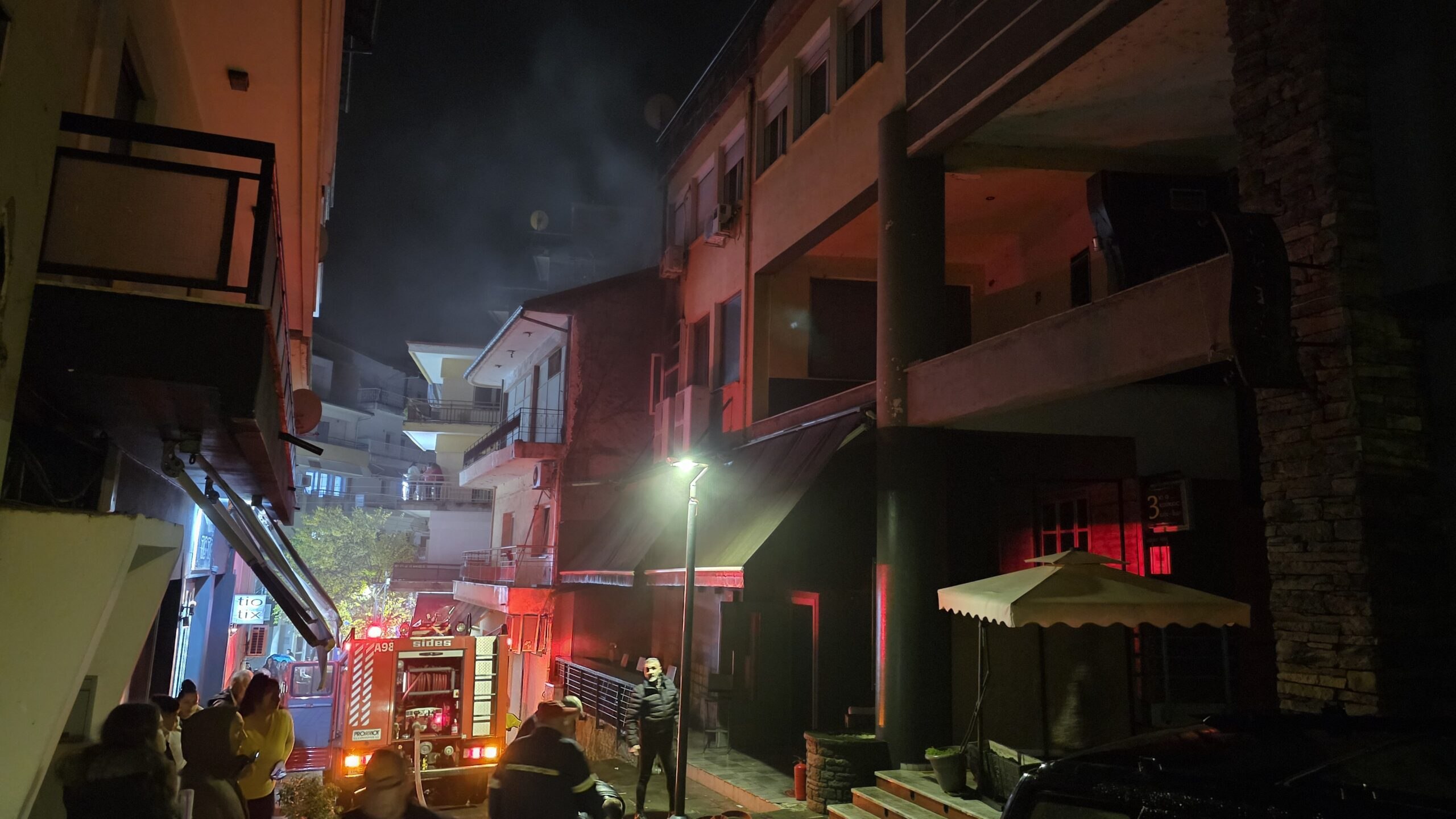 Γρεβενά: Φωτιά σε πολυκατοικία – Πέντε άτομα απεγκλωβίστηκαν