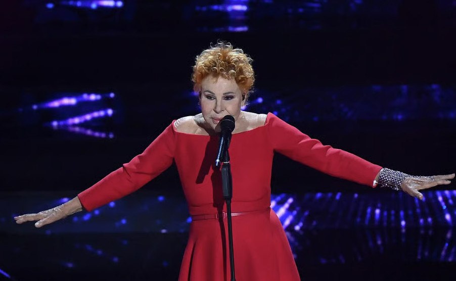 Ιταλία: Έφυγε από τη ζωή η τραγουδίστρια Ορνέλα Βανόνι σε ηλικία 91 ετών