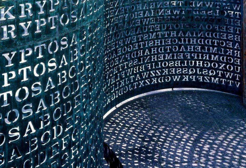 Αρχείο που αποκαλύπτει το άλυτο μήνυμα του γλυπτού Kryptos της CIA πωλήθηκε για σχεδόν 1 εκατ. δολάρια