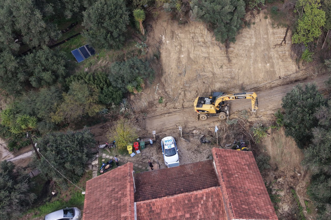 Κακοκαιρία: Σε εξέλιξη έντονα φαινόμενα στη Βορειοδυτική Ελλάδα – Πλημμύρες, κατολισθήσεις και αποκομμένα χωριά