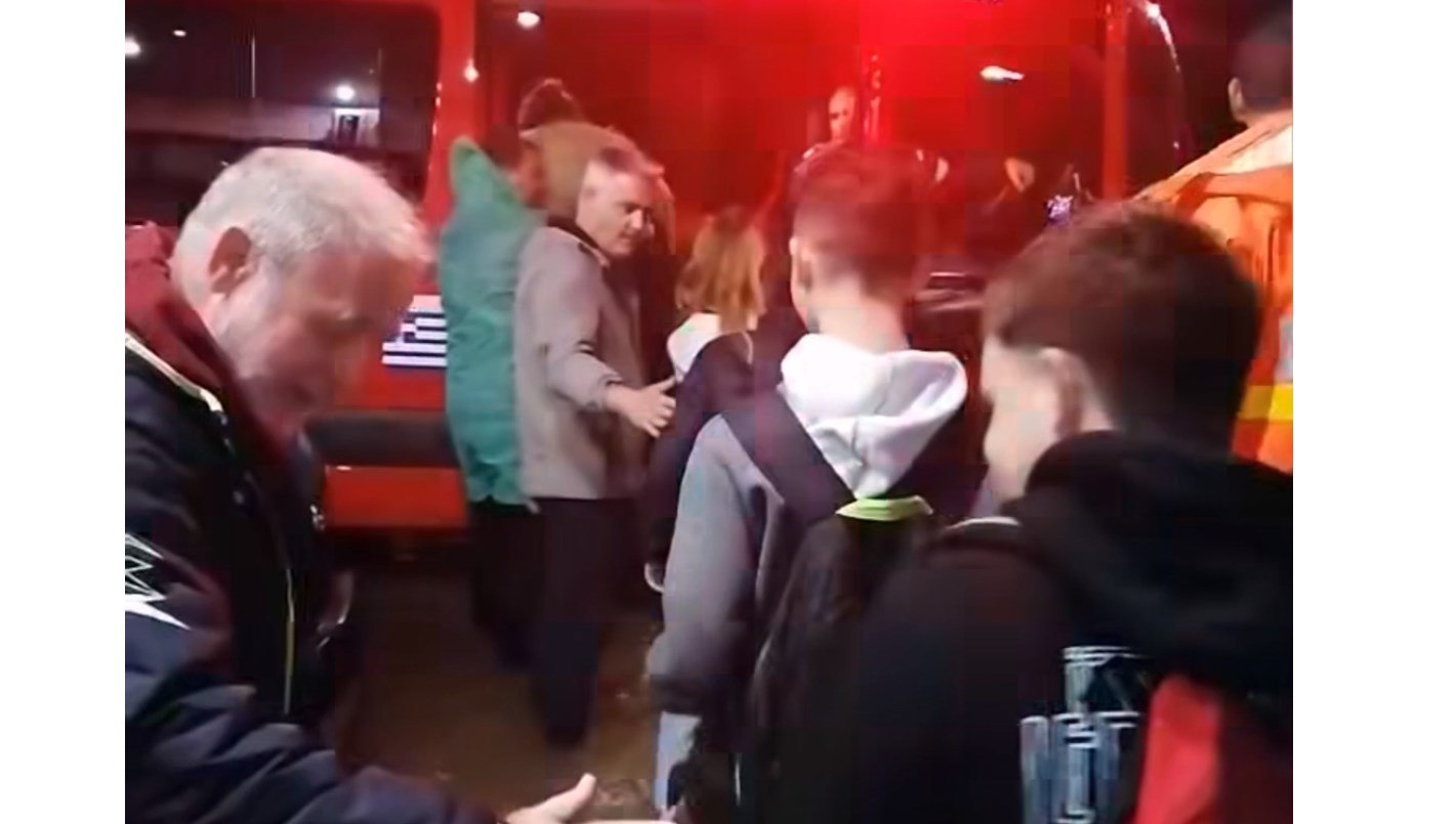 Κακοκαιρία: Σοβαρές επιπτώσεις στη Βόνιτσα με τη βοήθεια της πυροσβεστικής για μαθητές από φροντιστήριο