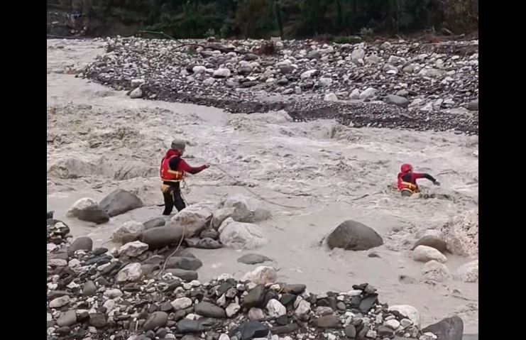 Κακοκαιρία: Δραματική επιχείρηση διάσωσης από την ΕΜΑΚ για τους αποκλεισμένους κατοίκους στα Τζουμέρκα
