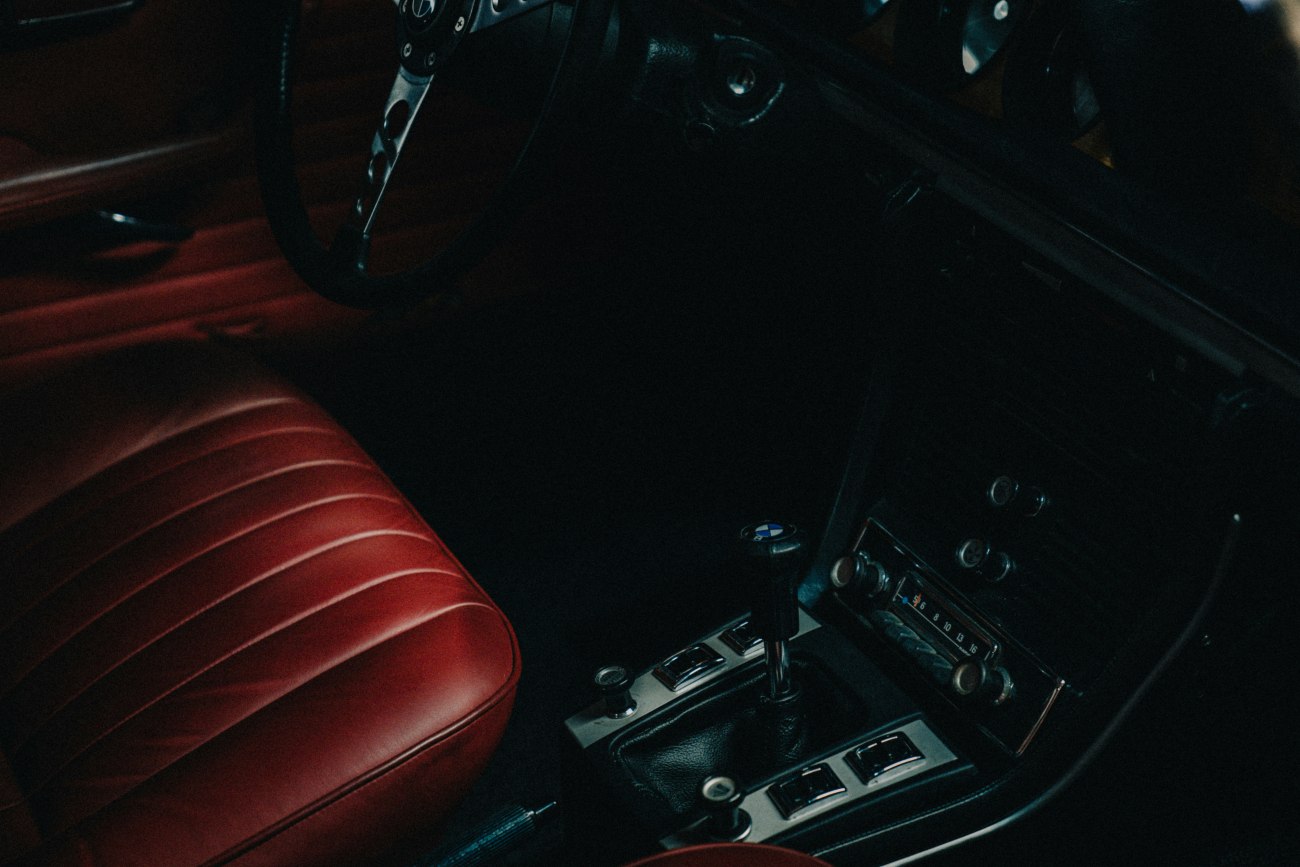 Πώς να αντιδράσετε αν το γκάζι κολλήσει σε αυτόματο αυτοκίνητο