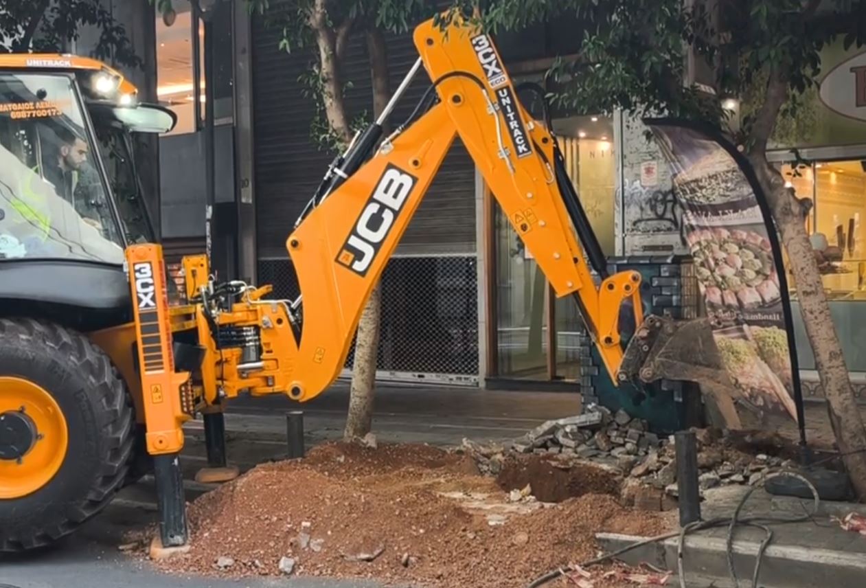 Σύνταγμα: Κλειστή η οδός Νίκης λόγω θραύσης αγωγού της ΕΥΔΑΠ