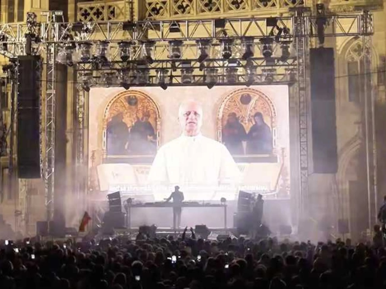 Ο Πάπας Λέων διοργανώνει rave πάρτι για τα γενέθλια του Αρχιεπισκόπου με DJ ιερέα
