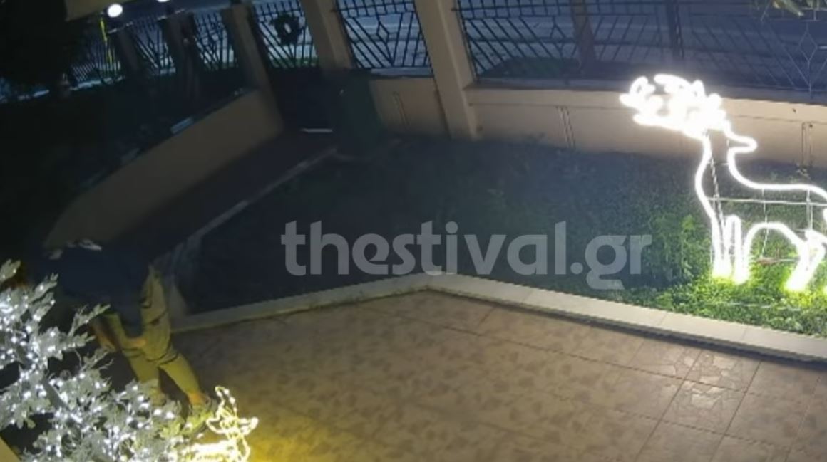 Κλέφτης κλέβει χριστουγεννιάτικα στολίδια σε αυλές στη Θεσσαλονίκη – Δείτε το βίντεο