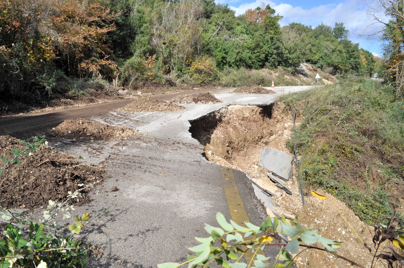 Καταστροφική κακοκαιρία πλήττει τη δυτική Ελλάδα: Εικόνες χάους και απόλυτης καταστροφής