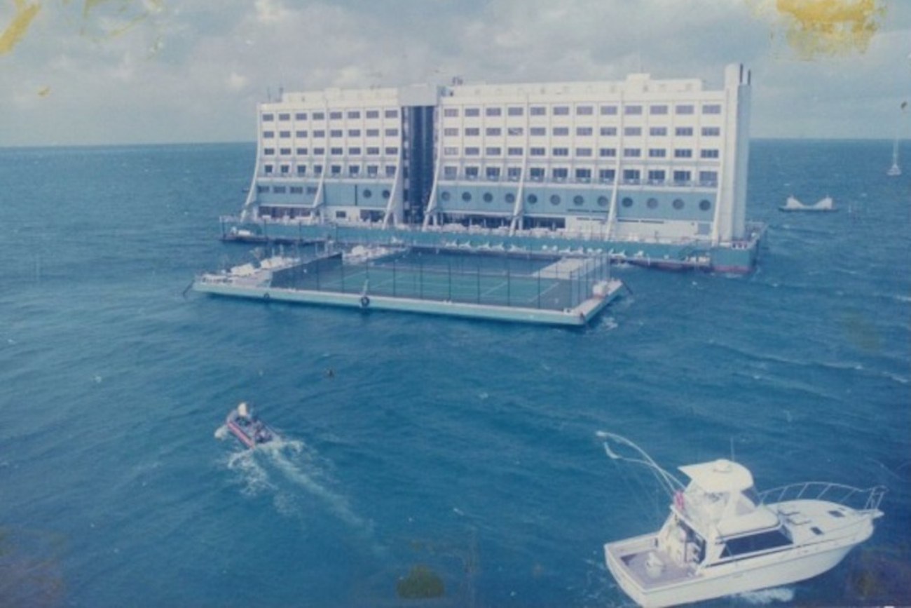 Κυκλώνες, νάρκες και ένας φόνος: Η καταραμένη ιστορία του πλωτού ξενοδοχείου που ταξίδεψε στον Ειρηνικό και κατέληξε στη Βόρεια Κορέα