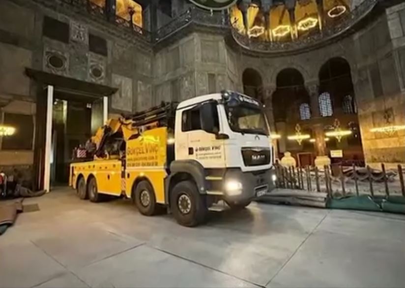 Αγία Σοφία: Αντιδράσεις για την είσοδο φορτηγού κατά τη διάρκεια εργασιών αποκατάστασης